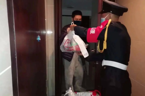 金科服務(wù)工作人員為業(yè)主協(xié)助業(yè)主購買生活物資。金科服務(wù)供圖