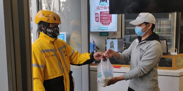 金科中心悅fun弄堂咪道為外賣騎手免費(fèi)送去豆?jié){和油條。金科商業(yè)供圖