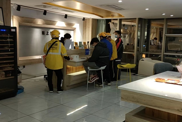 外賣員、快遞員在愛心酒店辦理入住。蔣女士供圖