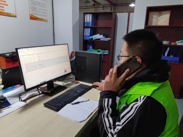 社工為獨(dú)居老人提供心理陪伴服務(wù)。重慶市民政局供圖