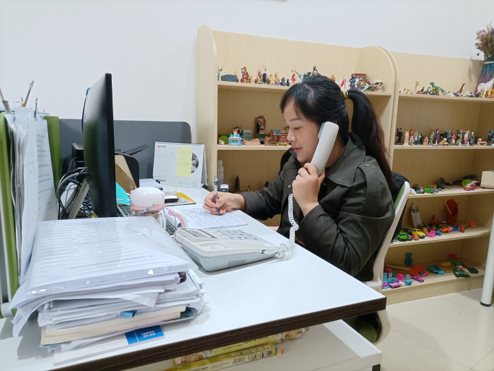 趙蕾接聽群眾心理咨詢電話。 肖雨攝