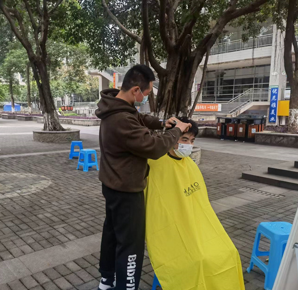 志愿服務“理發(fā)站”現(xiàn)場。重慶理工大學供圖