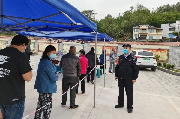 陶波在核酸檢測(cè)點(diǎn)執(zhí)勤。巴南區(qū)公安分局供圖