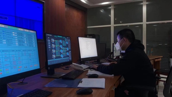 重慶水投集團(tuán)職工堅(jiān)守崗位調(diào)度供水。重慶水投集團(tuán)供圖