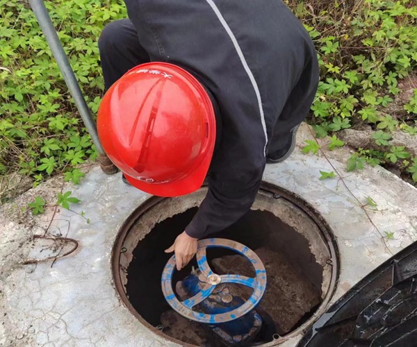 重慶水投集團(tuán)檢修人員正在巡檢管線閥門(mén)。重慶水投集團(tuán)供圖