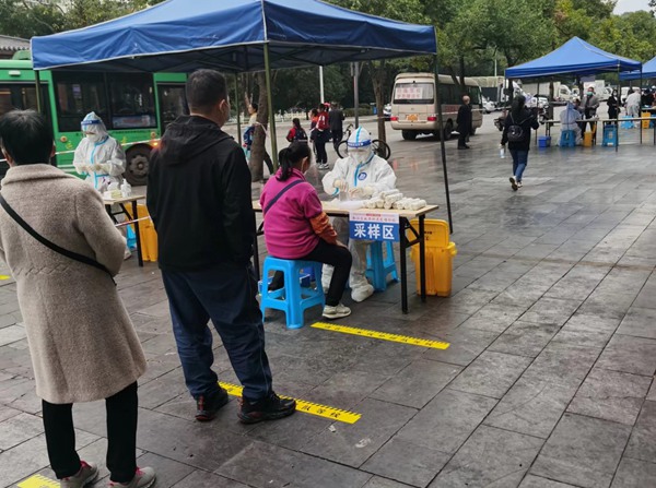 重慶水投集團(tuán)黨員干部參加社區(qū)疫情防控志愿服務(wù)。重慶水投集團(tuán)供圖