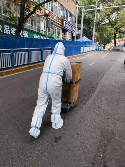 巴渝民宿集團所屬渝地物業(yè)公司嘉和苑項目工作人員配合社區(qū)運送醫(yī)療物資。渝地物業(yè)供圖