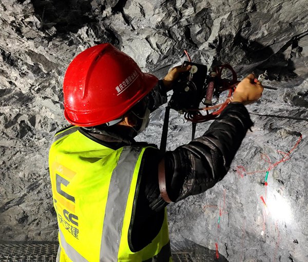 瓦斯檢測人員正在開展炮前瓦斯檢測。丁衛(wèi)林攝