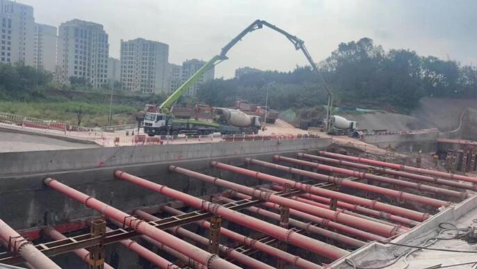 城軌快線15號線根據(jù)鋼材、混凝土、砂石等材料存量情況，動態(tài)調(diào)整工程施工時序，禮學(xué)路站正進行底板混凝土澆筑施工。重慶交通開投集團供圖