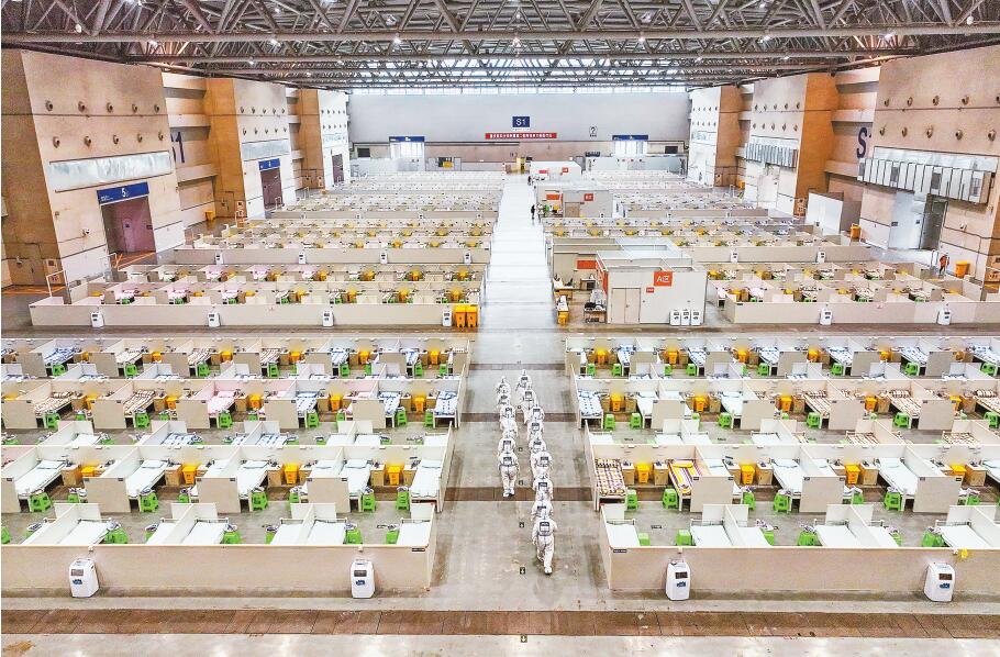 十一月十七日，重慶國際博覽中心悅來方艙醫(yī)院S1號方艙投用，醫(yī)護人員有序入艙。記者 鄭宇 攝\視覺重慶