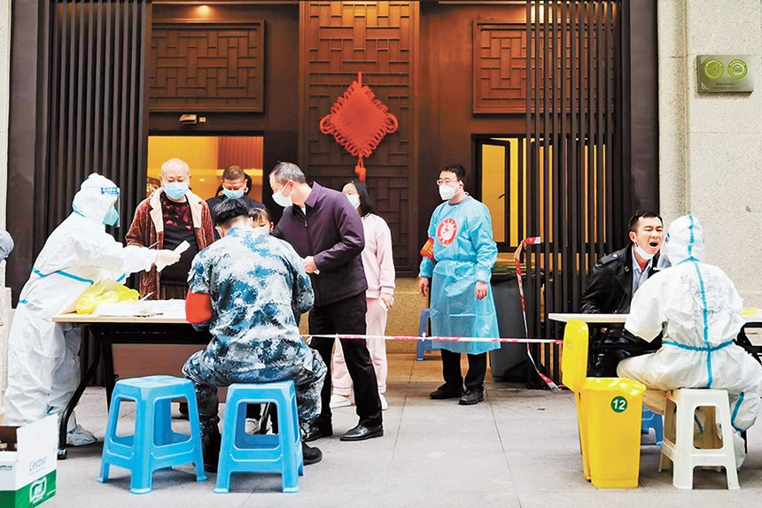 沙坪壩區(qū)退役軍人紅巖志愿服務(wù)隊(duì)為小區(qū)居民采集核酸樣本。（沙坪壩區(qū)退役軍人事務(wù)局供圖）