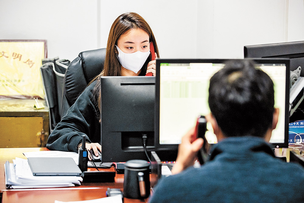 11月16日，渝中區(qū)解放碑街道，“95后”志愿者戴詩(shī)雨正在打電話收集信息。首席記者 龍帆 通訊員 王歡 攝 視覺(jué)重慶