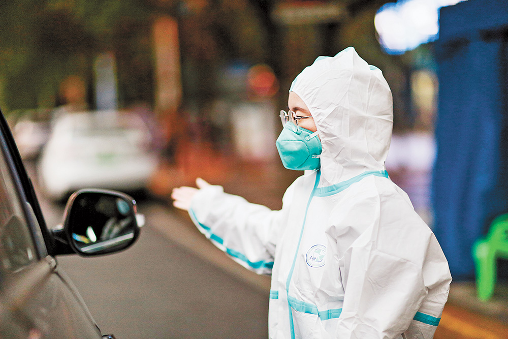 11月17日，巴南區(qū)中醫(yī)院大門(mén)交通卡點(diǎn)，“95后”黨員志愿者劉凱俐在崗位上。記者 謝智強(qiáng) 通訊員 李攀 攝 視覺(jué)重慶