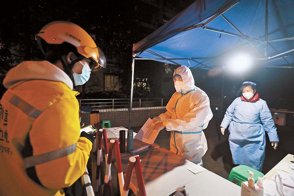 11月17日，重慶高新區(qū)曾家鎮(zhèn)，“00后”黨員鄭青藝(中)正在門崗值守。首席記者 龍帆 通訊員 雷鍵 攝 視覺重慶