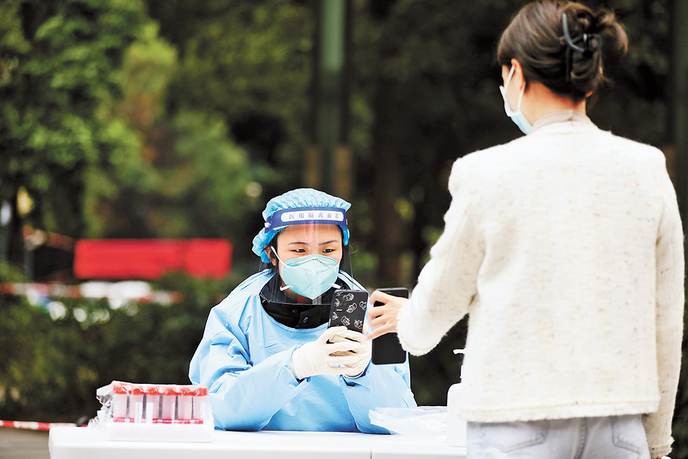 11月17日，重慶高新區(qū)曾家鎮(zhèn)，“95后”志愿者王鈐慧正在錄入市民核酸采樣信息。首席記者 龍帆 通訊員 雷鍵 攝視覺重慶