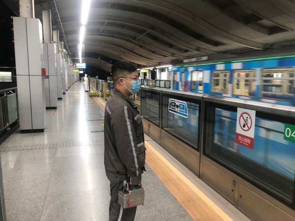 朱迪在對車站安全門進(jìn)行巡查。交通開投軌道集團(tuán)供圖