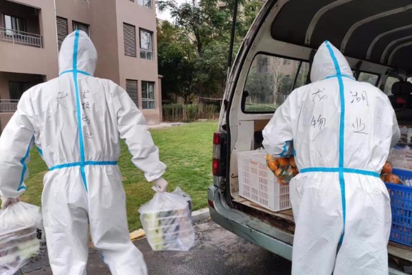 龍湖物業(yè)疫情防控志愿者積極投身疫情防控工作中。重慶市房地產(chǎn)業(yè)協(xié)會(huì)供圖