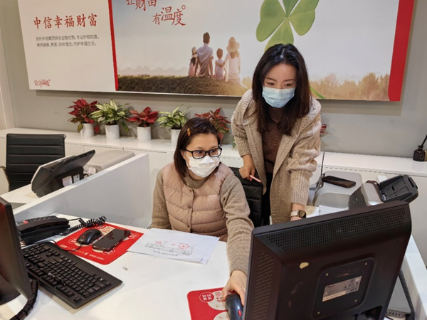 中信銀行重慶北城天街支行員工到行發(fā)放失業(yè)金。中信銀行重慶分行供圖