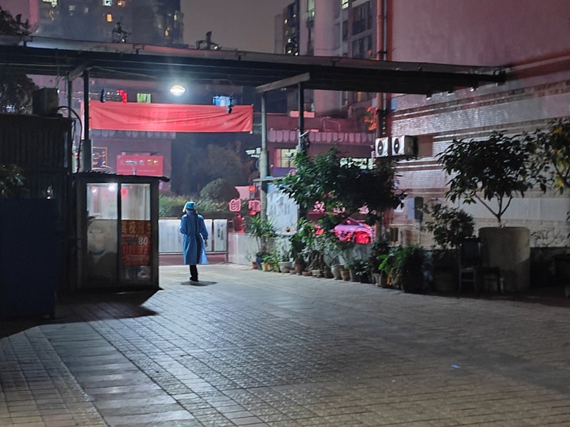 結(jié)束了一天戰(zhàn)疫志愿服務(wù)活動(dòng)，賴?yán)驕?zhǔn)備回家。 受訪者供圖 