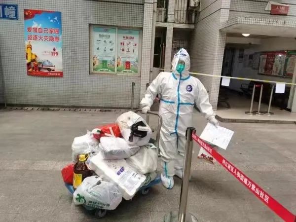 兩江新區(qū)人和街道萬紫山社區(qū)100多位志愿者與各路防疫力量一道守護(hù)著社區(qū)7000多人的健康綠，圖為志愿者為居民們搬運(yùn)物資。兩江新區(qū)人和街道萬紫山社區(qū)供圖