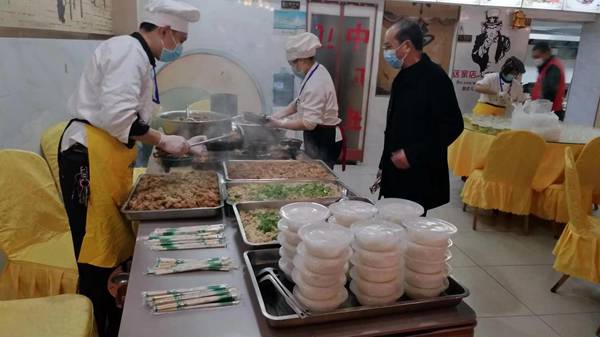 準(zhǔn)備愛心午餐。受訪者供圖