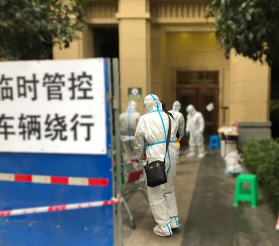 康橋融府防疫支援隊(duì)進(jìn)入隔離區(qū)送生活物資?？堤镏腔鄯?wù)供圖