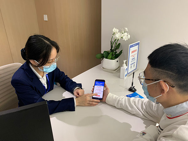 為市民講解優(yōu)惠政策。重慶富民銀行供圖