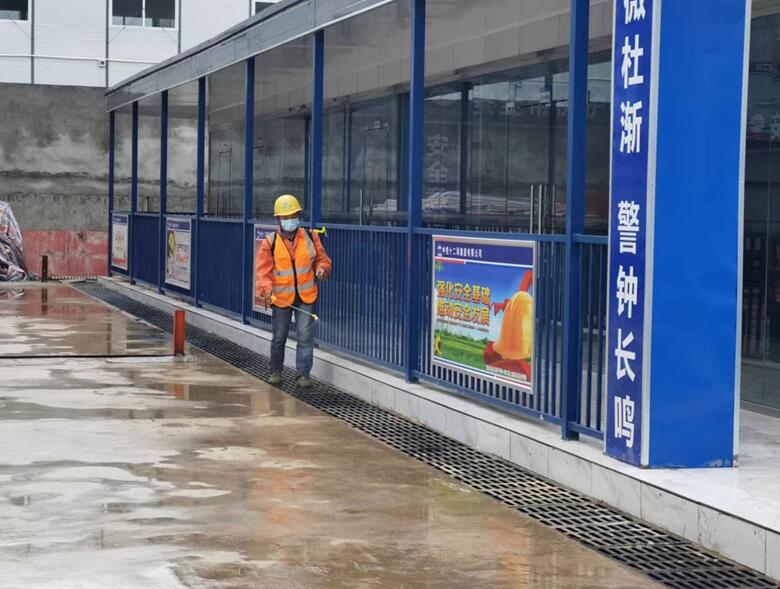 施工現(xiàn)場(chǎng)消殺。重慶軌道集團(tuán)供圖