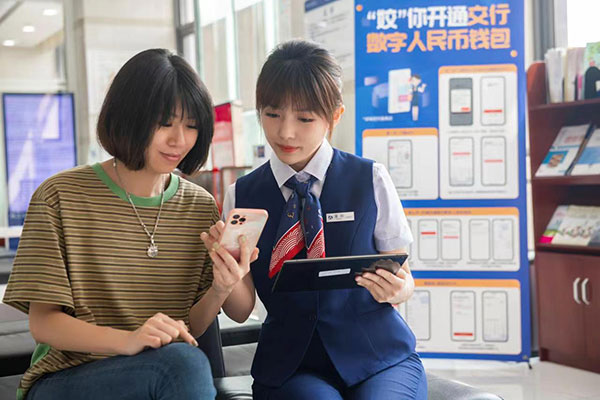 解答客戶(hù)問(wèn)題（資料圖）。交通銀行重慶市分行供圖