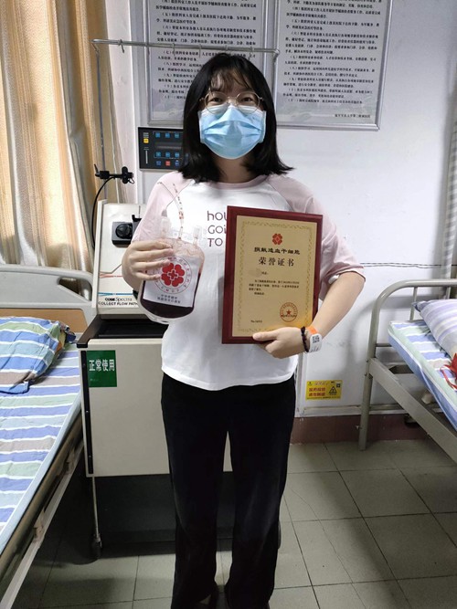 小麗手捧捐獻(xiàn)造血干細(xì)胞榮譽(yù)證書。西南大學(xué)供圖