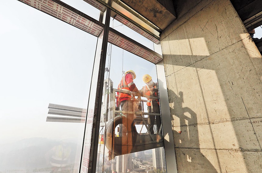 11月19日，市級(jí)重點(diǎn)項(xiàng)目重慶悅來(lái)中心(會(huì)展總部基地)項(xiàng)目工地，中建八局在閉環(huán)管理下，保證項(xiàng)目有序推進(jìn)。圖為技術(shù)工人在進(jìn)行裝修施工。記者 羅斌 攝/視覺(jué)重慶