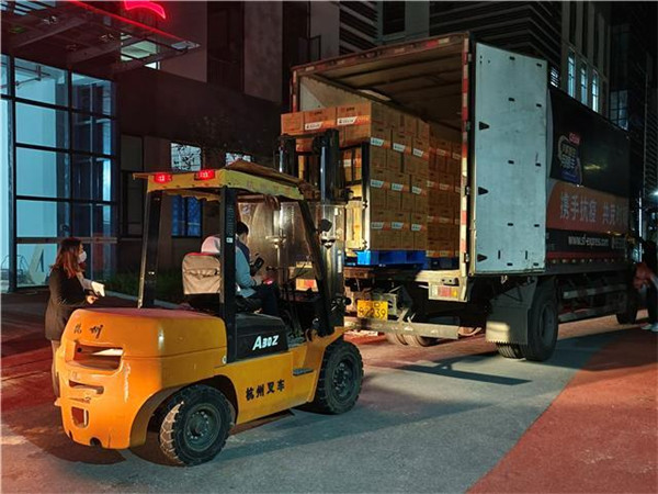 工作人員正在將保供物資裝車。重慶市農(nóng)產(chǎn)品加工業(yè)協(xié)會供圖