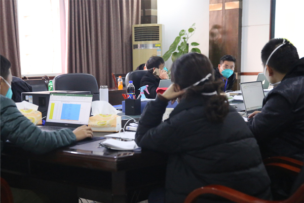 鐵山坪街道疫情指揮部24小時(shí)值班。馮良攝