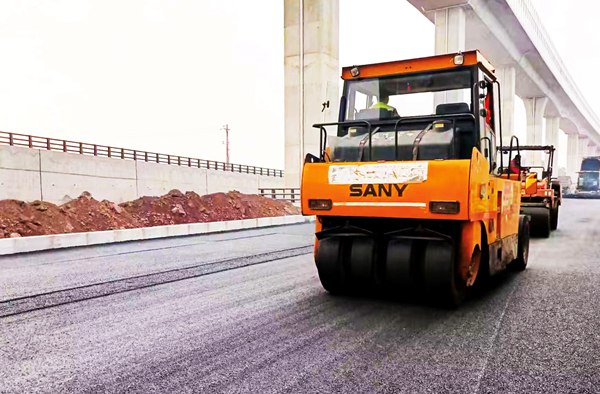 兩江大道項(xiàng)目實(shí)施平整路面。重慶建工集團(tuán)供圖