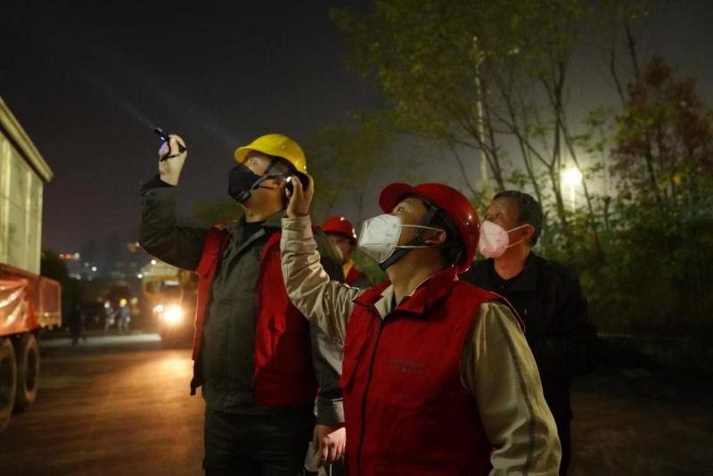 電力工人正在對現(xiàn)場施工進行巡檢、查勘設(shè)備安裝情況。向江微攝