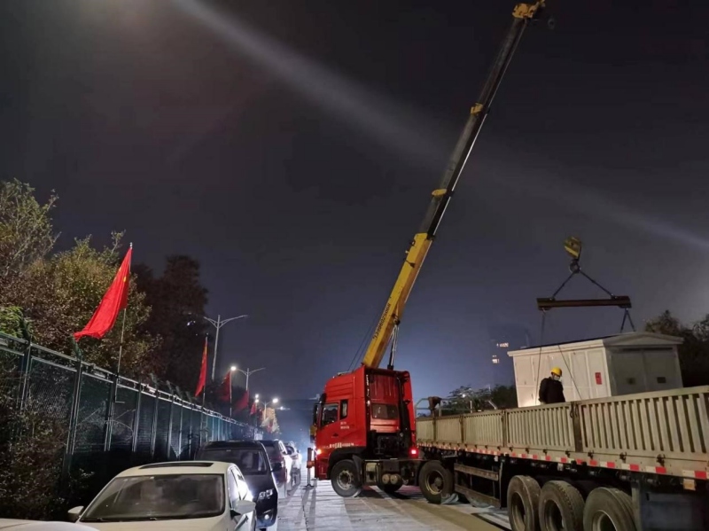 施工現(xiàn)場電力工人正在吊裝設(shè)備。向江微攝