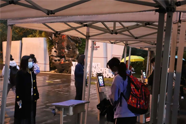 云陽(yáng)縣第三初級(jí)中學(xué)電子測(cè)溫通道保障學(xué)生安全。譚啟云攝