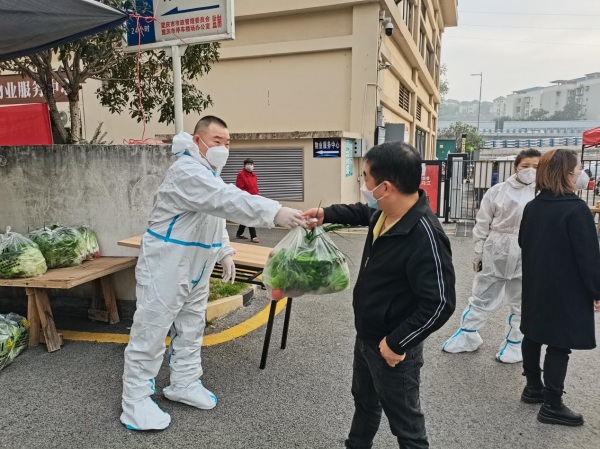 物業(yè)工作人員向居民發(fā)放蔬菜包?？蹬d路社區(qū)供圖