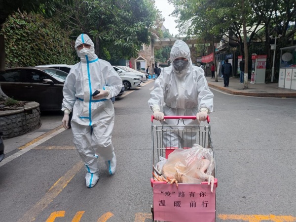 黨員志愿者為轄區(qū)特殊群體上門送物資?？蹬d路社區(qū)供圖