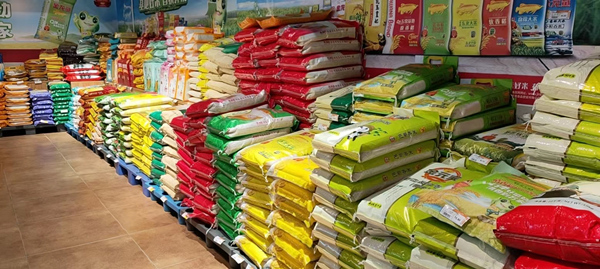 超市物資供應充足。程超攝