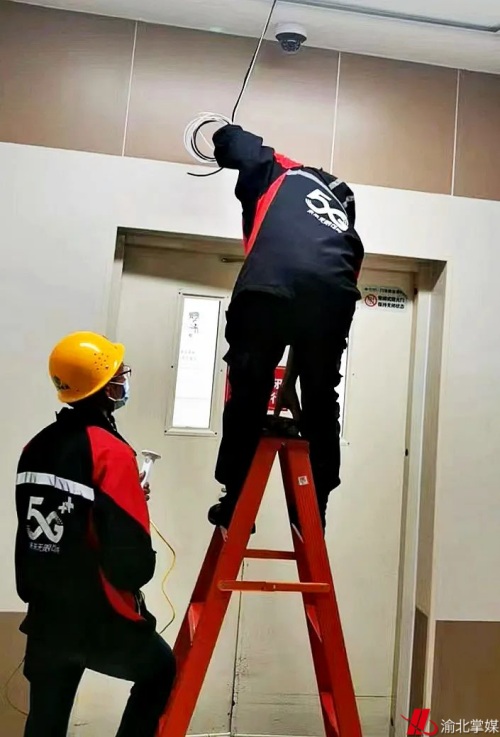 移動渝北分公司到國博中心方艙醫(yī)院維護網絡建設。