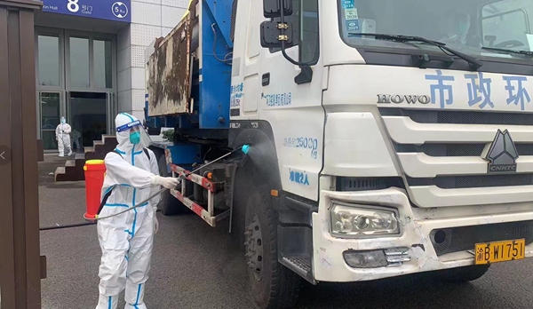 悅來(lái)方艙醫(yī)院工作人員正在對(duì)醫(yī)廢轉(zhuǎn)運(yùn)車(chē)輛消毒。重慶市生態(tài)環(huán)境局供圖