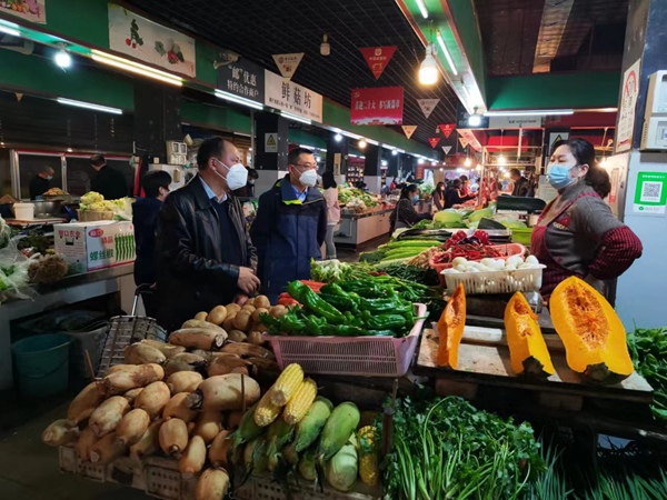 江津區(qū)市場監(jiān)管局組建工作專班深入市場開展執(zhí)法檢查。江津區(qū)市場監(jiān)管局供圖