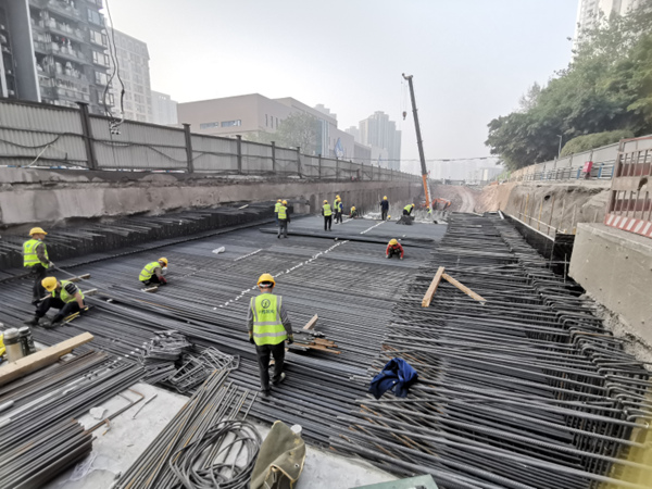 五臺山立交至雙山隧道段改造工程，工人正在綁扎鋼筋。中冶建工集團(tuán)供圖