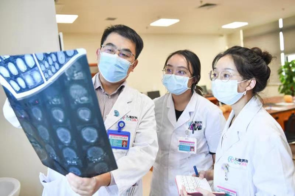 李祿生與團隊商討患兒治療方案。鄒樂攝