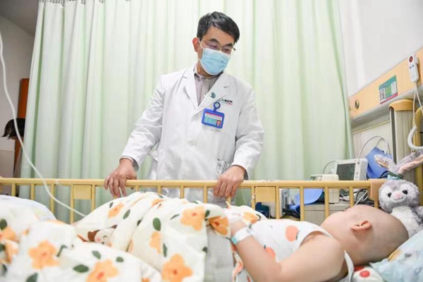 李祿生為患兒查房。鄒樂攝