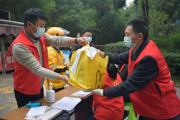 志愿者們通力協(xié)作，將登記好的物資進(jìn)行分揀、配送。李芳攝