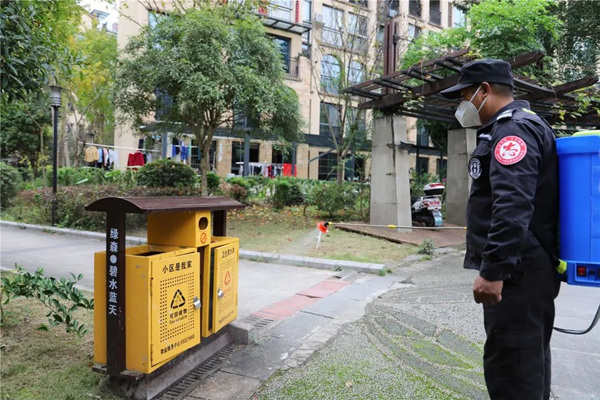 物業(yè)志愿者對(duì)小區(qū)進(jìn)行消毒。劉婷攝