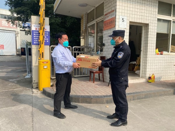 花溪派出所民警王剛為企業(yè)送醫(yī)用口罩。巴南區(qū)公安分局供圖