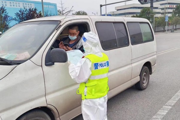 青山派出所民警查驗入園車輛。巴南區(qū)公安分局供圖